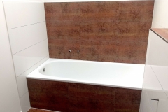 renovierung-eines-badezimmers-mit-einbau-einer-badewanne-und-natursteinfliesen