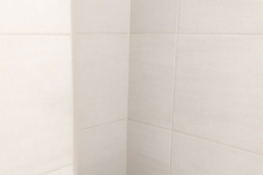 renovierung-eines-badezimmers-mit-einbau-einer-begehbaren-dusche-mit-wandnischenablage