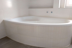renovierung-eines-badezimmers-mit-einbau-einer-handgefliesten-eckbadewanne